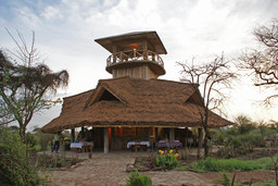 Hauptgebäude des Robanda Tented Camp in Tansania | Abendsonne Afrika