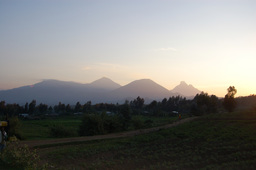 Ausblick auf die Berge von der Sabyinyo Silverback Lodge in Ruanda | Abendsonne Afrika