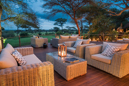 Lounge auf der Veranda des Sanctuary Swala Camp in Tansania | Abendsonne Afrika