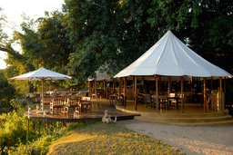 Außenbereich des Sausage Tree Camps in Sambia | Abendsonne Afrika