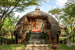 Rondavel der Serengeti Serena Lodge in Tansania | Abendsonne Afrika