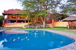 Pool der Serengeti Sopa Lodge in Tansania | Abendsonne Afrika