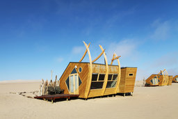 Außenansicht der Shipwreck Lodge an der Skelettküste in Namibia | Abendsonne Afrika