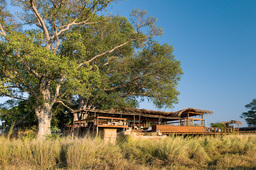Hauptbereich des Shumba Camps in Sambia | Abendsonne Afrika