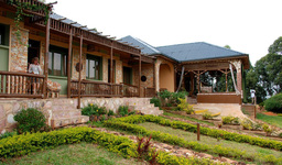 Garten der Silverback Lodge in Uganda | Abendsonne Afrika