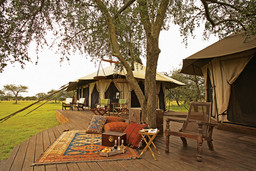 Zelte mit Veranda des Singita Sabora Plains Tented Camp in Tansania | Abendsonne Afrika