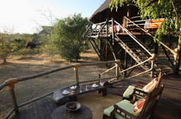 Veranda des Siwandu Camps in Tansania | Abendsonne Afrika