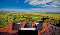 Lounge auf der Terrasse der Soroi Serengeti Lodge in Tansania | Abendsonne Afrika
