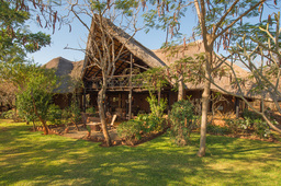 Hauptbereich der Stanley Safari Lodge in Sambia | Abendsonne Afrika