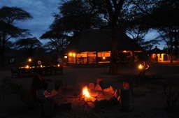 Boma des Tandala Tented Camps in Tansania | Abendsonne Afrika