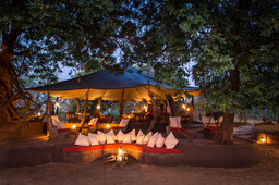 Loungebereich des Tena Tena Camps in Sambia | Abendsonne Afrika