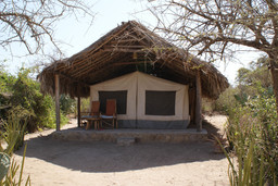 Zelt von außen im Tindiga Tented Camp in Tansania | Abendsonne Afrika