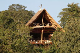 Hauptbereich der Tongole Wilderness Lodge in Malawi | Abendsonne Afrika