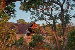 Haupthaus in der Wild Ivory Eco Lodge in Südafrika | Abendsonne Afrika 