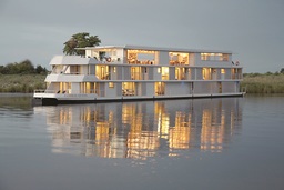Außenansicht der Zambezi Queen in Botswana | Abendsonne Afrika